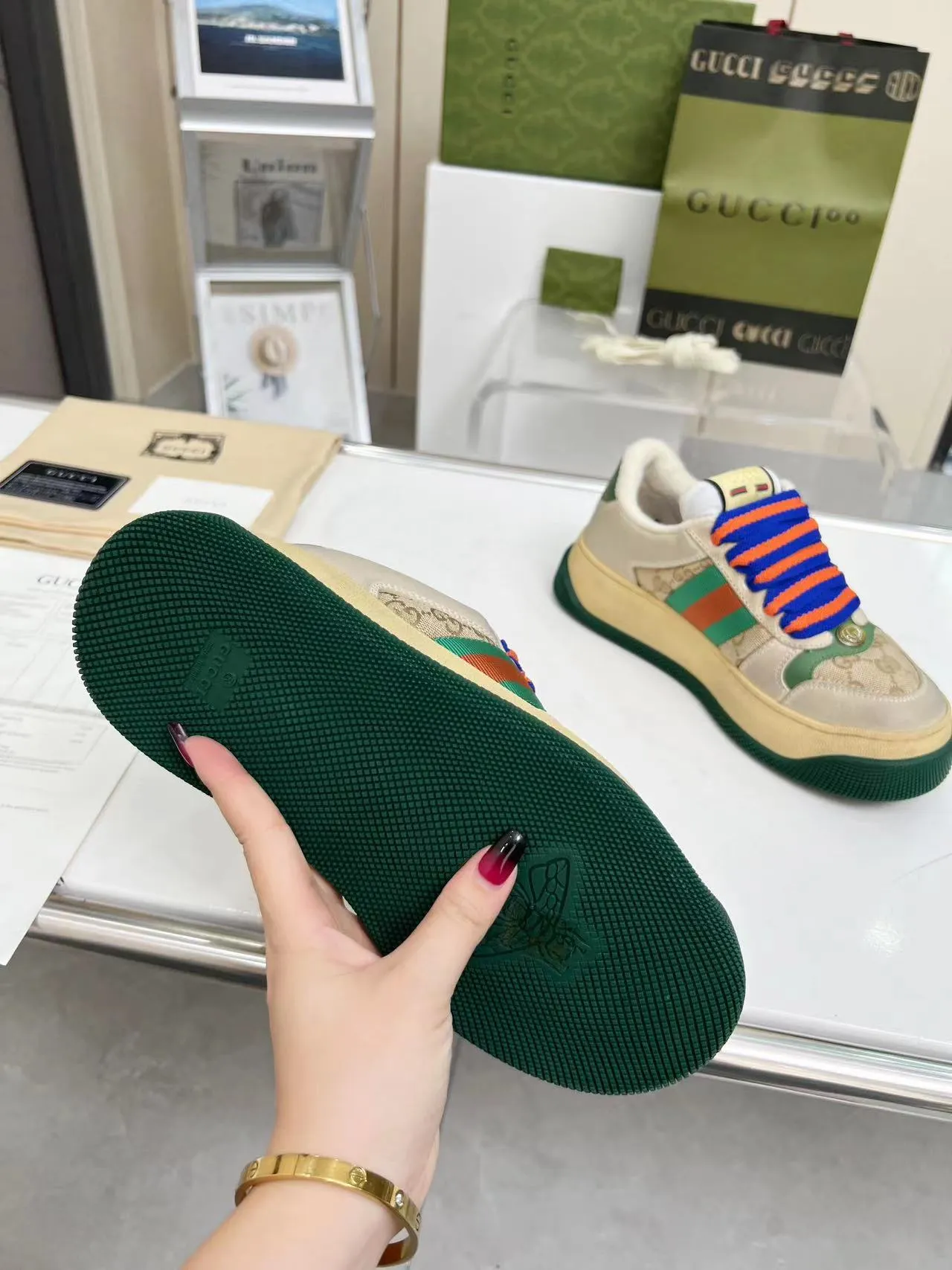 👟👟Ex-factory price 520👟👟 Gucci New Screener Series Couple Style Chubby Bread Shoes Small Dirty Shoes Fatty Double G Casual Sneakers Original Purchase Development Original Purchase Develop The Screener series of sneakers are inspired by the classic sneakers of the 1970s, named after the defensive action in sports. They are decorated with striped webbing on the side and embellished with retro Gucci logos. These sneakers are made of GG canvas. Purple leather details add depth to the piece with sharp contrast, and the details are fuller. Exquisite packaging at the delivery counter Fabric: Original imported cowhide + double G fabric Lining: Original customized breathable towel velvet Sole: Original molded T👟👟 Factory price U outsole Sole thickness: 6CM Size: Women's 35-40 / Men's 39-45